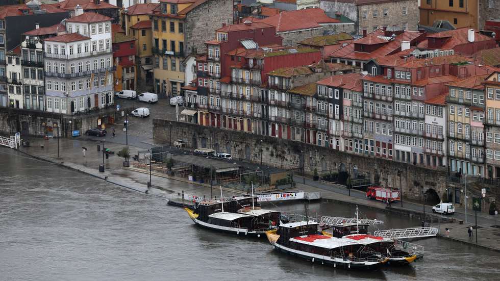 Vista aérea da margem do Rio Douro na zona da Ribeira, no Porto, 06 de fevereiro de 2026. O rio Douro transbordou hoje de madrugada para as margens do Porto e de Nova de Gaia, com a água a entrar na zona das esplanadas, sem causar danos significativos, disse o comandante adjunto da Capitania do Douro. ESTELA SILVA/LUSA