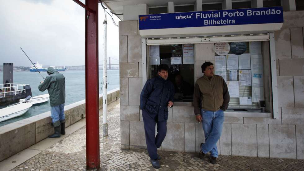Passageiros na bilheteira da Estação Fluvial de Porto Brandão, que pode em breve deixar de ter ligação fluvial a Belém, na margem norte do Tejo, acham que a medida vai matar a terra, que já se tornou "num ponto final", em Almada, 04 novembro 2011. (ACOMPANHA TEXTO). JOSÉ SENA GOULÃO / LUSA