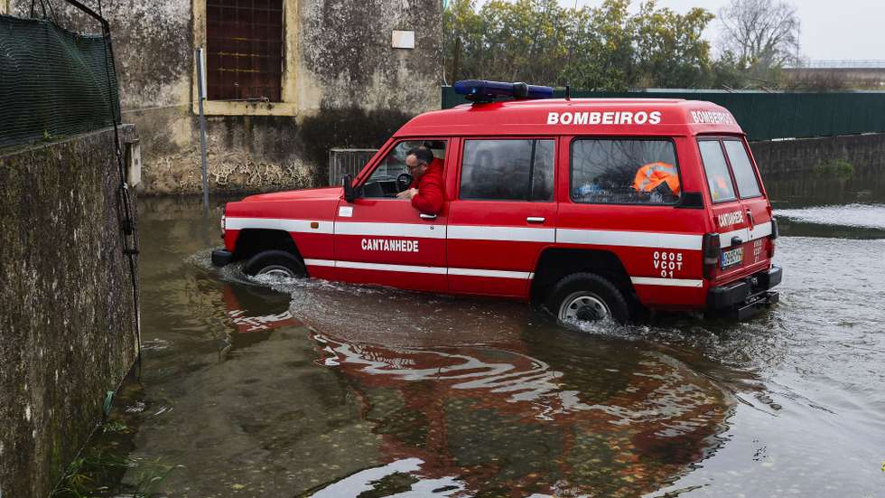 Baixa de Formoselha inundada pela subida da água do rio Mondego, Montemor-o-Velho, 10 de fevereiro de 2026. Quinze pessoas morreram em Portugal desde 28 de janeiro na sequência da passagem das depressões Kristin, Leonardo e Marta, que provocaram também muitas centenas de feridos e desalojados. PAULO NOVAIS/LUSA