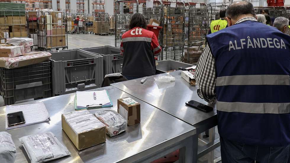 Elementos do Infarmed, da Autoridade Tributária e da Polícia Judiciária participam na operação internacional Pangea, coordenada pela Interpol e focada no combate à venda ‘online’ de medicamentos falsificados, que decorreu em instalações dos CTT, na região de Lisboa, 10 de abril de 2025. A operação anual Pangea, decorreu desta vez entre dezembro de 2024 e maio de 2025, mas durante todo o ano, graças a um protocolo específico, o Infarmed e a AT verificam encomendas e a autoridade do medicamento analisa e decide se se trata de um medicamento com suspeita de falsificação, ou não, e qual o destino a dar-lhe. (ACOMPANHA TEXTO DA LUSA DO DIA 05 DE JULHO 2025). ANTÓNIO COTRIM/LUSA