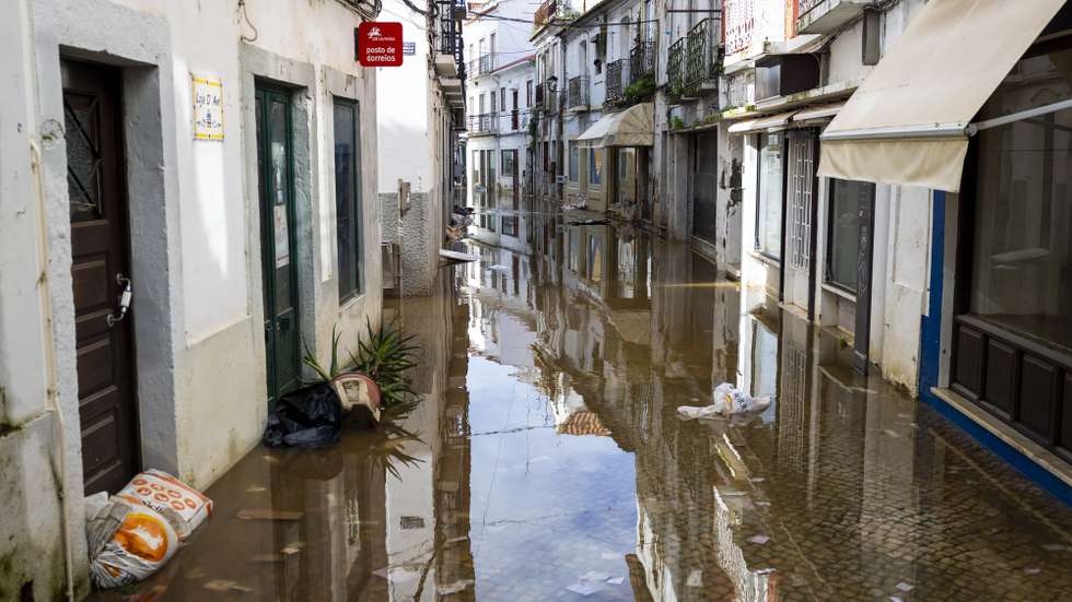 epa12709425 A flooded street in the riverside area in Alcacer do Sal, Setubal, Portugal, 06 February 2026. Thirteen people have died in Portugal since last week as a result of storms Kristin and Leonardo, which have also left hundreds injured and homeless.  EPA/JOSE SENA GOULAO