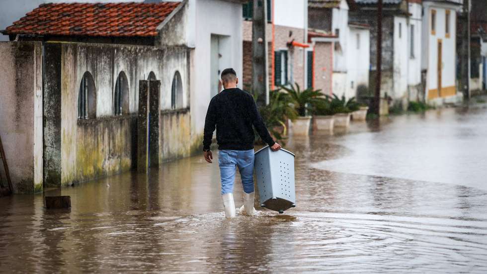 Inundações na aldeia de Santana, Cartaxo, 8 de fevereiro de 2026. Treze pessoas morreram em Portugal desde a semana passada como resultado das tempestades Kristin e Leonardo, que também provocaram centenas de feridos e desalojados. ANDRÉ KOSTERS/LUSA
