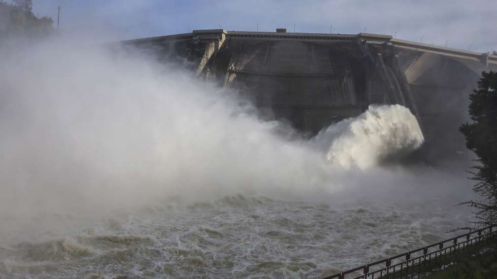 Discharge at the Agueira dam, which reached its maximum capacity this morning in Penacova, Coimbra, Portugal, 12 February 2026. At 8:00 a.m., the Mondego basin was the only one on the mainland at risk, with the storage volume of the Aguieira dam above 99%, close to the safety limit for that infrastructure. PAULO NOVAIS/LUSA