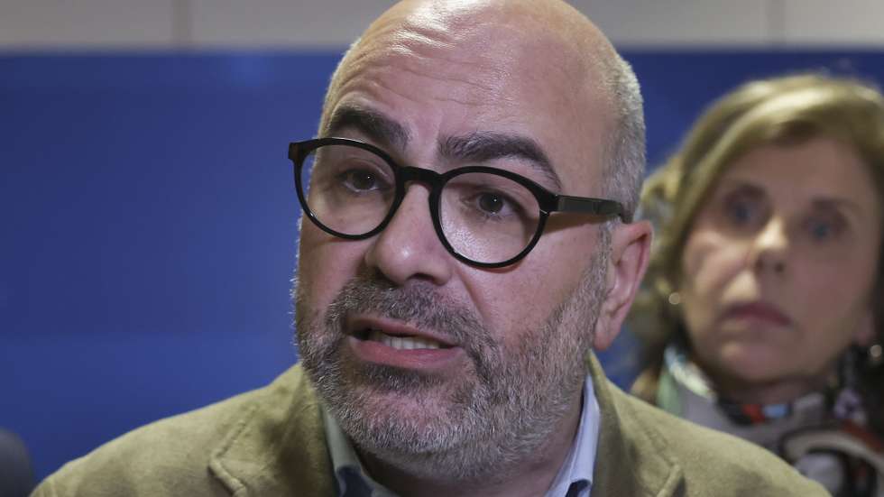O ministro das Infraestruturas e Habitação, Miguel Pinto Luz, fala aos jornalistas  após uma reunião no âmbito do trabalho de acompanhamento e monitorização dos efeitos da tempestade com diversas entidades, em Lisboa, 9 de fevereiro de 2026. ANTÓNIO COTRIM/LUSA