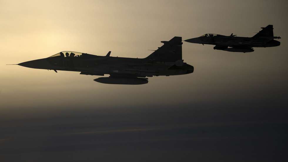 epa12521453 Two JAS-39C Gripen fighter aircrafts of the Hungarian Defense Forces (HDF) fly during an alert response simulation at the Siauliai Air Base of NATO's Baltic Air Policing (BAP) mission near Siauliai, Lithuania, 12 November 2025, as seen from a Hungarian Air Force plane. Since the beginning of August, Hungarian pilots responded to 20 live alerts, and conducted 76 practice intercepts and 53 training flights.  EPA/ROBERT HEGEDUS HUNGARY OUT