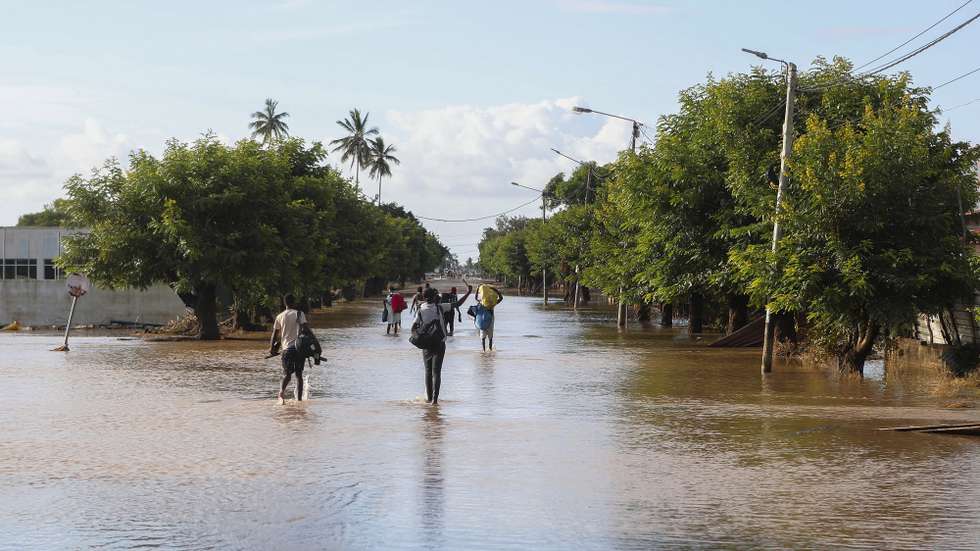 Ruas e estradas da cidade de Xai-Xai, no sul de Moçambique, inundadas e quase desertas na sequência de cheias registadas no país, em Gaza, Moçambique, 30 de janeiro de 2026. Na cidade de Xai-Xai os carros deixaram as ruas, ocupadas por água e barcos a remos, como o puxado pelos gémeos Bila, garantindo o transporte entre cheias há muito não vistas no sul de Moçambique. (ACOMPANHA TEXTO DE 31 DE JANEIRO DE 2026). LUÍSA NHANTUMBO/LUSA
