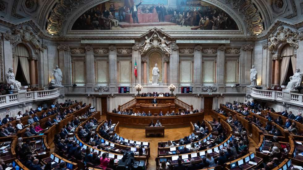O primeiro-ministro, Luis Montenegro, intervém durante a sessão plenária de discussão do programa de Governo, na Assembleia da República, em Lisboa, 11 de abril de 2024. JOSÉ SENA GOULÃO/LUSA