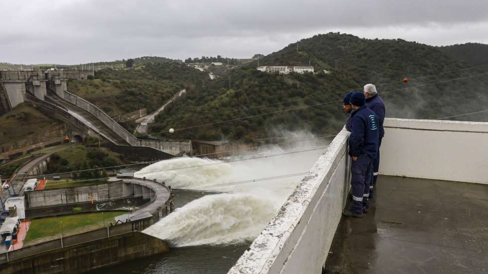 Populares observam as descargas controladas na barragem do Alqueva, em Portel, 30 de janeiro de 2026. A barragem do Alqueva está a proceder a descargas, através da abertura dos descarregadores de meio fundo, para responder ao facto de a albufeira se encontrar próxima do nível de pleno armazenamento. NUNO VEIGA/LUSA