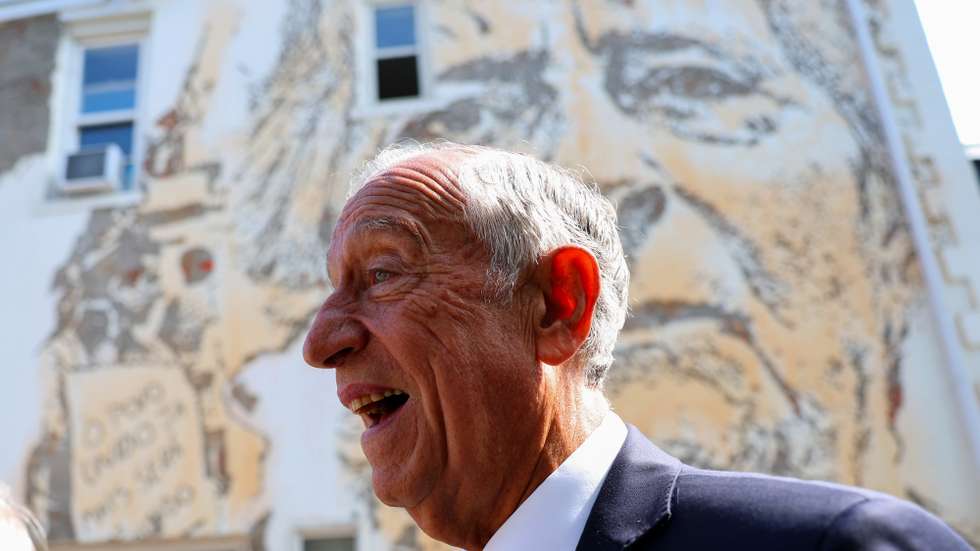 O Presidente da República, Marcelo Rebelo de Sousa, durante a visita ao mural do artista português Vhils que representa Idalina Azevedo, uma portuguesa que liderou a revolta Wild Cats de empregadas de limpeza contra os patrões em 1974, em "Little Portugal", em Toronto, Canadá, 17 de setembro de 2023. O Presidente termina hoje uma visita oficial de cinco dias ao Canadá. NUNO VEIGA/LUSA
