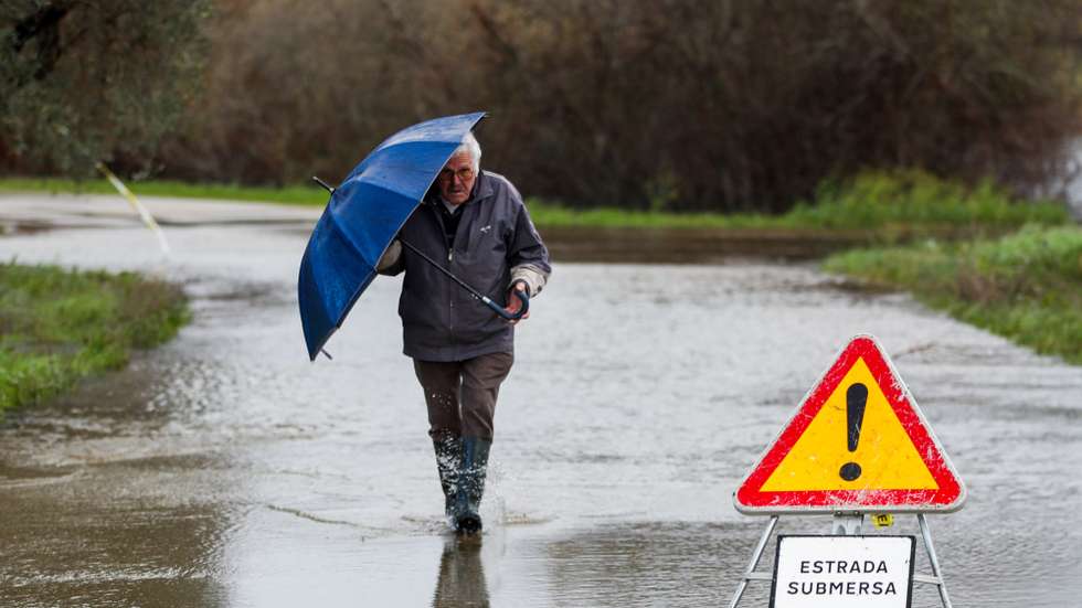 Um estrada submersa em Figueiró do Campo devido à cheia do Rio Mondego, em Soure, distrito de Coimbra,13 de fevereiro de 2026. Dezasseis pessoas morreram em Portugal na sequência da passagem das depressões Kristin, Leonardo e Marta, que provocaram também muitas centenas de feridos e desalojados. PAULO CUNHA/LUSA