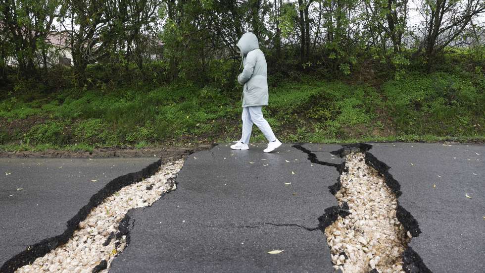 A estrada do Lapão ficou destruída devido ao mau tempo que se faz sentir em Arruda dos Vinhos, Alenquer, 10 de fevereiro de 2026. Quinze pessoas morreram em Portugal desde 28 de janeiro na sequência da passagem das depressões Kristin, Leonardo e Marta, que provocaram também muitas centenas de feridos e desalojados. ANTÓNIO PEDRO SANTOS/LUSA