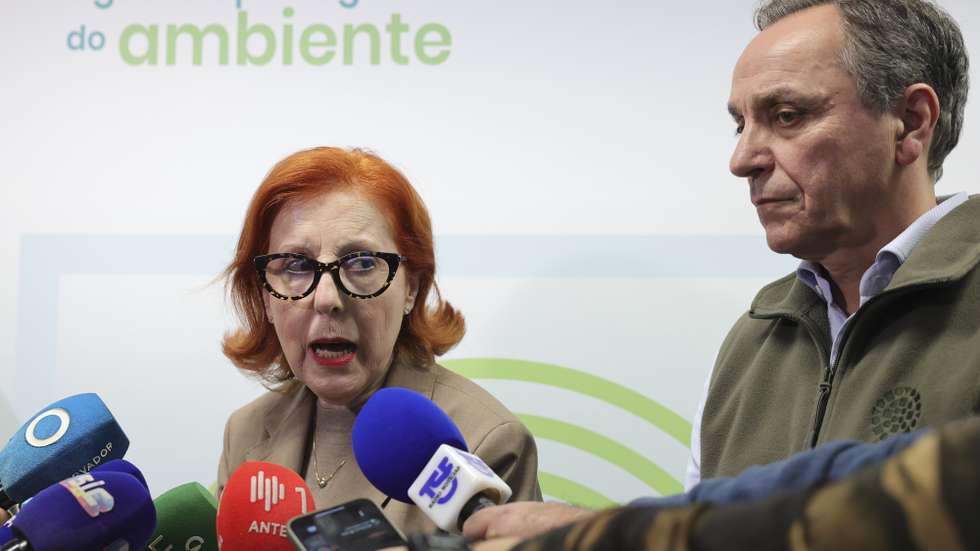 A ministra do Ambiente e Energia, Maria da Graça Carvalho, ladeada por José Pimenta Machado, presidente da Agência Portuguesa do Ambiente (APA), durante a confência de imprensa após a reunião na sede da APA para balanço sobre a gestão das cheias resultantes da chuva intensa persistente da última semana, em Lisboa, 18 fevereiro 2026.   MANUEL DE ALMEIDA/LUSA