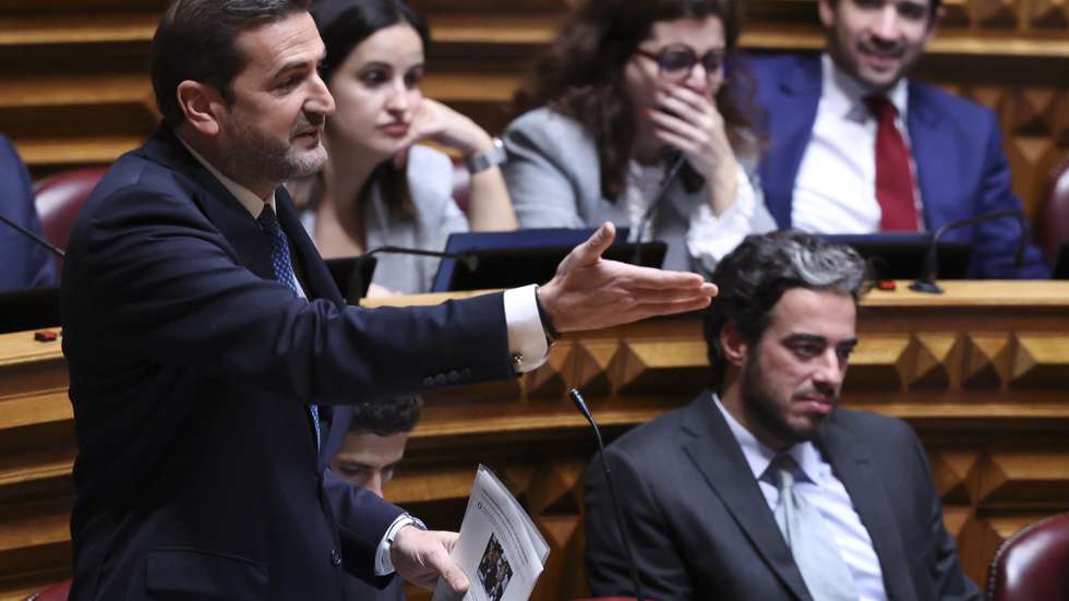 O  líder parlamentar do Partido Social Democrata (PSD), Hugo Soares (E), intervém na sessão plenária com a presença do PM, na Assembleia da República, em Lisboa, 21 de janeiro de 2026. ANTÓNIO COTRIM/LUSA