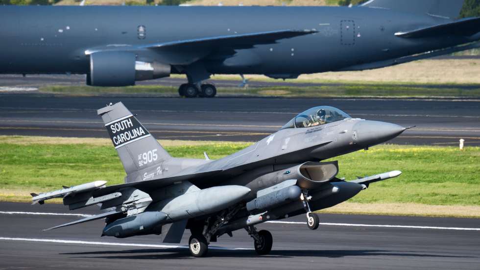 Vários aviões de abastecimento e caças da força aérea americana estacionados na Base Aérea das Lajes, nos Açores, 18 de fevereiro de 2026. ANTÓNIO ARAÚJO/LUSA