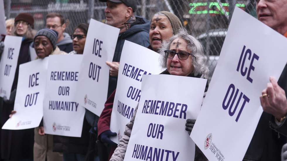 epaselect epa12755980 People hold signs during an Ash Wednesday multi-faith vigil outside of 26 Federal Plaza, a United States Immigration and Customs Enforcement (ICE) location where people have been detained, in New York, New York, USA, 18 February 2026. The demonstrators opposed current ICE practices  EPA/SARAH YENESEL