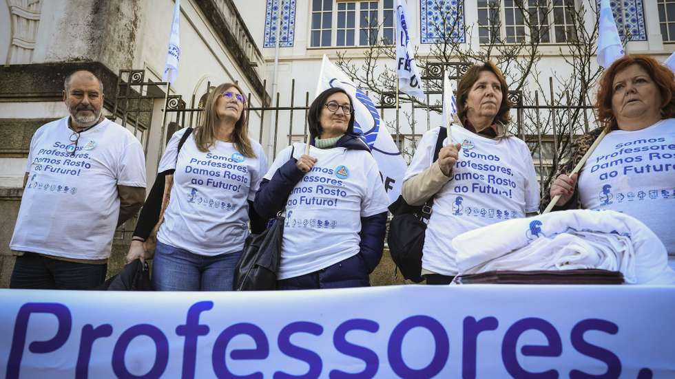 Plenário de rua promovido pela Federação Nacional dos Professores (Fenprof), para marcar o início da Caravana Nacional “Somos professores. Damos rosto ao futuro. Valorização, já!”, em frente à Escola Secundária Rodrigues de Freitas, no Porto, 19 de fevereiro de 2026. Entre 19 de fevereiro e 04 de março, a Fenprof inicia uma Caravana Nacional, com diferentes iniciativas de mobilização dos docentes, bem como de esclarecimento da sociedade para os problemas que afetam a profissão docente. JOSÉ COELHO/LUSA