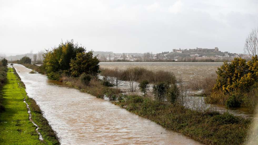 Vista de Montemor-o-Velho a partir do leito do Rio Mondego, em Alfarelos, distrito de Coimbra,13 de fevereiro de 2026. Dezasseis pessoas morreram em Portugal na sequência da passagem das depressões Kristin, Leonardo e Marta, que provocaram também muitas centenas de feridos e desalojados. PAULO CUNHA/LUSA