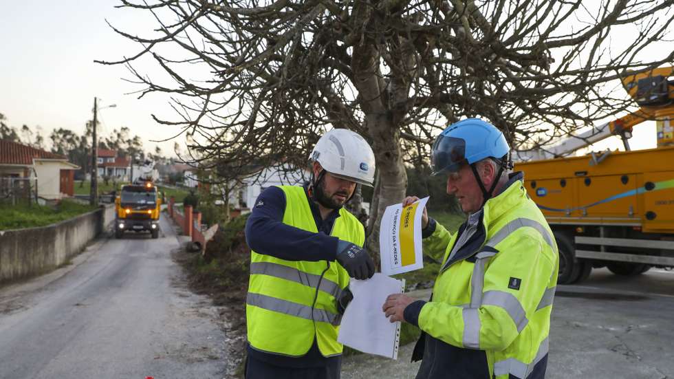 Trabalhadores da empresa nacional de eletricidade da Irlanda ESB fazem a reparação para a E-REDES de linhas de baixa tensão danificadas pela tempestade Kristin, em Leiria, 19 de fevereiro de 2026. Um grupo de 70 irlandeses tem ajudado a repor a rede de energia em Leiria. A sua chegada às aldeias às vezes é tão celebrada que há quem se sinta como um soldado americano a chegar à França libertada. (ACOMPANHA TEXTO DA LUSA DO DIA 20 DE FEVEREIRO DE 2026). PAULO CUNHA/LUSA