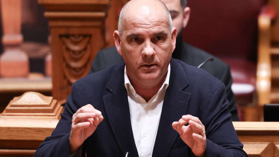 O secretário-geral do Partido Comunista  Português (PCP), Paulo Raimundo, intervém durante o debate quinzenal, com a presença do primeiro-ministro, Luís Montenegro (ausente na foto) na Assembleia da República, em Lisboa, 19 de fevereiro de 2026. ANTÓNIO COTRIM/LUSA