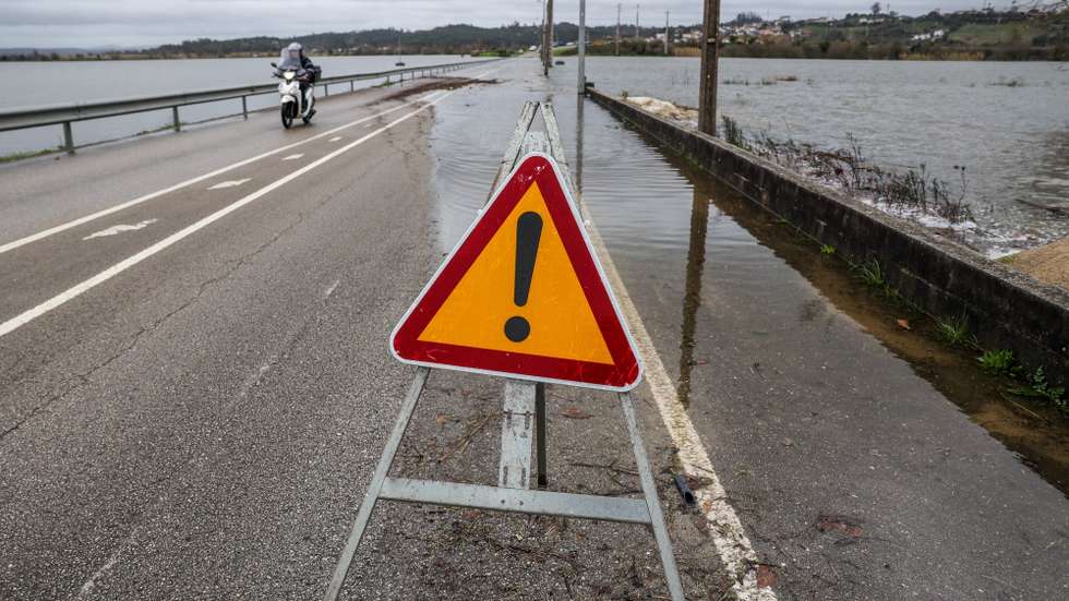 Um motociclista atravessa uma estrada parcialmente inundada, devido à passagem da depressão Leonardo, em Ereira, Montemor-o-Velho, 04 de fevereiro de 2026. Todos os distritos de Portugal continental estão hoje e quinta-feira sob aviso amarelo devido à previsão de chuva por vezes forte, passando a aguaceiros, devido à passagem da depressão Leonardo, segundo o IPMA. MIGUEL A. LOPES/LUSA
