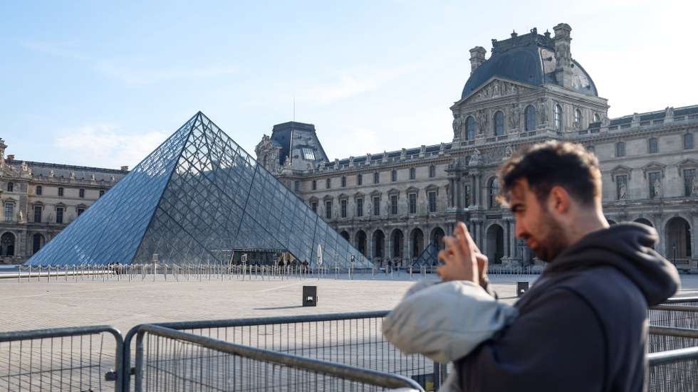 epa12661647 A person stands outside the closed Louvre Museum in Paris, France, 19 January 2026. The Louvre closed its doors for the third time after staff extended a strike that began in mid-December, demanding improved working conditions.  EPA/Mohammed Badra