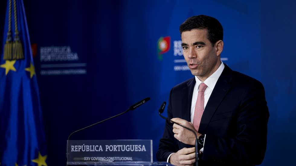 O ministro da Presidência, António Leitão Amaro, fala durante o briefing após reunião do Conselho de Ministros, no Campus XXI em Lisboa, 16 de fevereiro de 2026. FILIPE AMORIM/LUSA