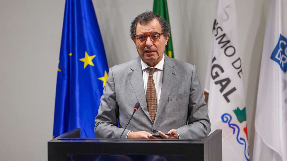 O ministro da Economia e Coesão Territorial, Manuel Castro Almeida, durante a intervenção na sessão de assinatura de contratos de financiamento de 37 projetos turísticos, no âmbito da Linha+Interior Turismo. Os projetos apoiados abrangem áreas como a requalificação de empreendimentos, a transformação digital, a criação de experiências inovadoras e a valorização do património, na Comissão de Coordenação e Desenvolvimento Regional Centro, Coimbra, 22 de setembro de 2025. PAULO NOVAIS/LUSA