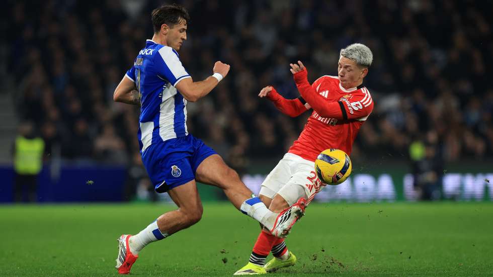 FC Porto's Kiwior (L) in action against Benfica's Prestianni during the Portugal Cup quarterfinal soccer match held at Dragao stadium in Porto, Portugal, 14 January 2026. ESTELA SILVA/LUSA