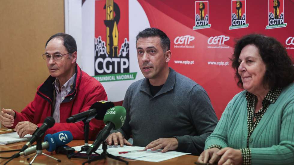 Conferência de imprensa conduzida por Tiago Oliveira (C), secretário-geral da CGTP-IN,  para apresentação das conclusões da reunião do Conselho Nacional, que analisou a atualidade da situação política nacional, e decidir novas forma de luta face à reforma laboral, na sede daquela central sindical, em Lisboa, 22 de janeiro de 2026.  MANUEL DE ALMEIDA/LUSA