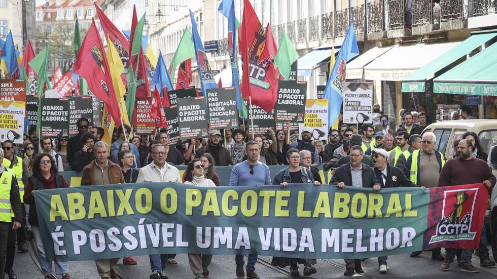 Manifestantes protestam durante uma ação convocada pela CGTP-IN para reafirmar “a exigência da retirada do Pacote Laboral de assalto aos direitos” e com o lema “Abaixo o Pacote Laboral - É possível uma vida melhor – mais salário, direitos e serviços públicos”, entre o Cais do Sodré e o Rossio, em Lisboa, 28 de fevereiro de 2026. ANTÓNIO PEDRO SANTOS/LUSA
