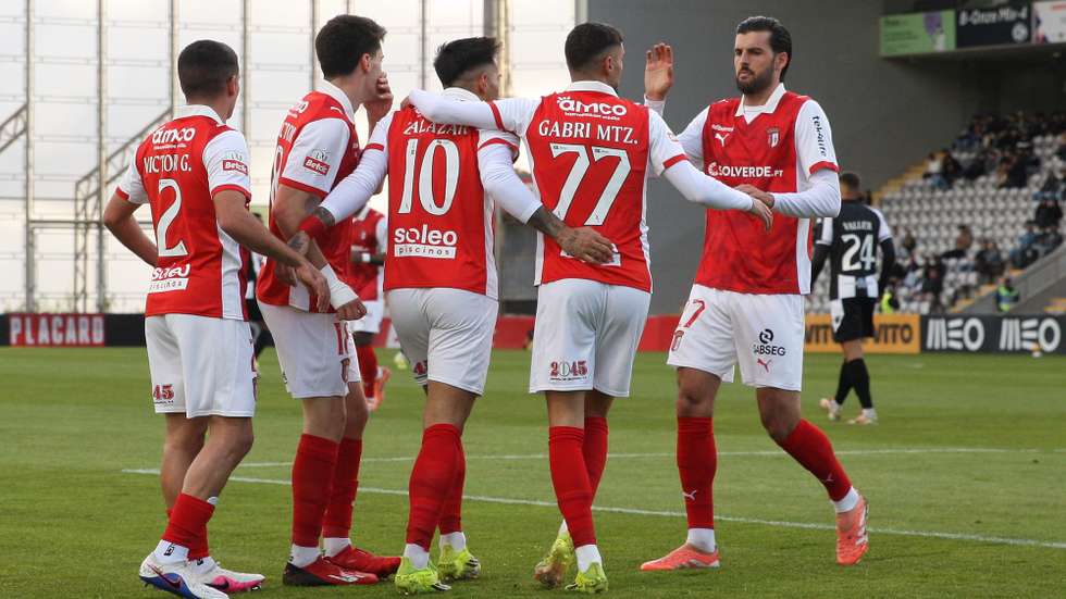O jogador do Nacional, Rodrigo Salazar  (C), festeja o golo marcado frente ao Sporting de Braga, durante o jogo da Primeira Liga de Futebol realizado no Estádio da Madeira, no Funchal, 28 de fevereiro de 2026. HOMEM DE GOUVEIA/LUSA