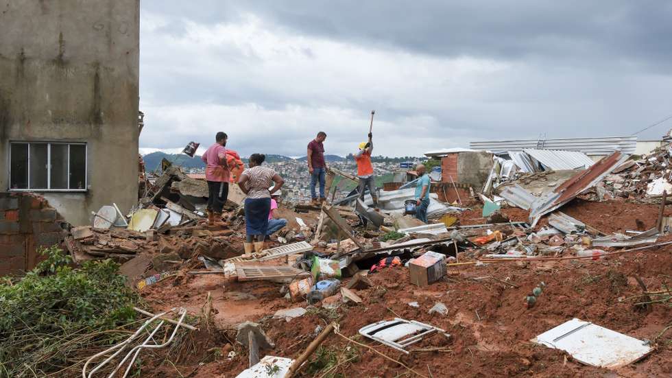 epa12774120 People help with rescue and debris removal efforts in an area affected by heavy rains in Juiz de Fora, Brazil, 24 February 2026. At least 16 people died in Juiz de Fora, the second largest city in Minas Gerais, and another seven in Uba, mostly due to landslides and building collapses, according to a new report from the fire department.  EPA/Andre Coelho