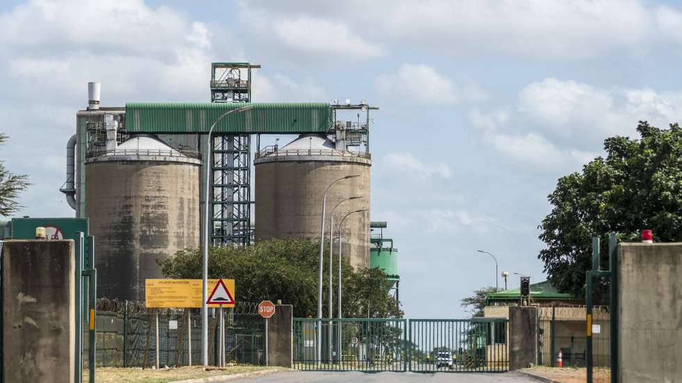 Entrada para as instalações da Mozal, em Maputo, Moçambique, 26 de fevereiro de 2026. Nas empresas do Parque Industrial de Beluluane, o maior de Moçambique, fazem-se contas à vida, já que cerca de 40% das indústrias ainda prestam serviços à Mozal, a maior fundição de África e que suspende a atividade em 15 de março. (ACOMPANHA TEXTO DA LUSA DO DIA 02 DE MARÇO DE 2026). LINA CEBOLA/LUSA