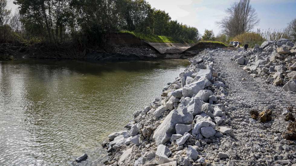 Obras de reparação nas bacias do rio Mondego junto à intervenção de reparação, em curso, da rotura no dique da margem direita do rio Mondego, que hoje tiveram a visita do ministro da Agricultura e Mar, José Manuel Fernandes, e da presidente da Câmara Municipal de Coimbra, Ana Abrunhosa, em Casais, Viaduto da A1, em Coimbra, 24 de fevereiro de 2026. PAULO NOVAIS/LUSA