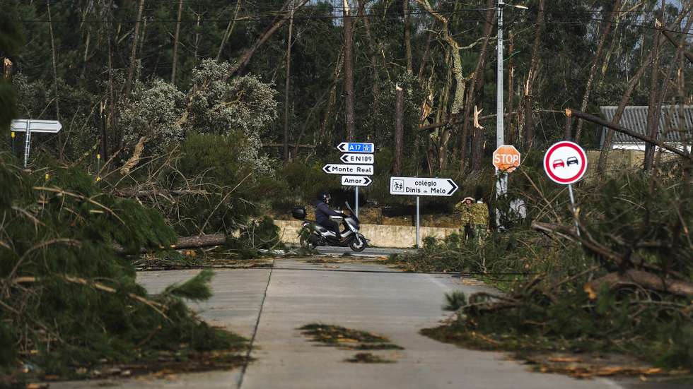 Destroços junto à Base Aérea Nº 5 (BA5) Monte Real, após a passagem da depressão Kristin, Leiria, 29 de janeiro de 2026. Portugal continental está a ser afetado pelos efeitos da passagem da depressão Kristin, com chuva, vento, neve e agitação marítima, tendo sido emitidos vários avisos pelo Instituto Português do Mar e da Atmosfera (IPMA), CARLOS BARROSO/LUSA