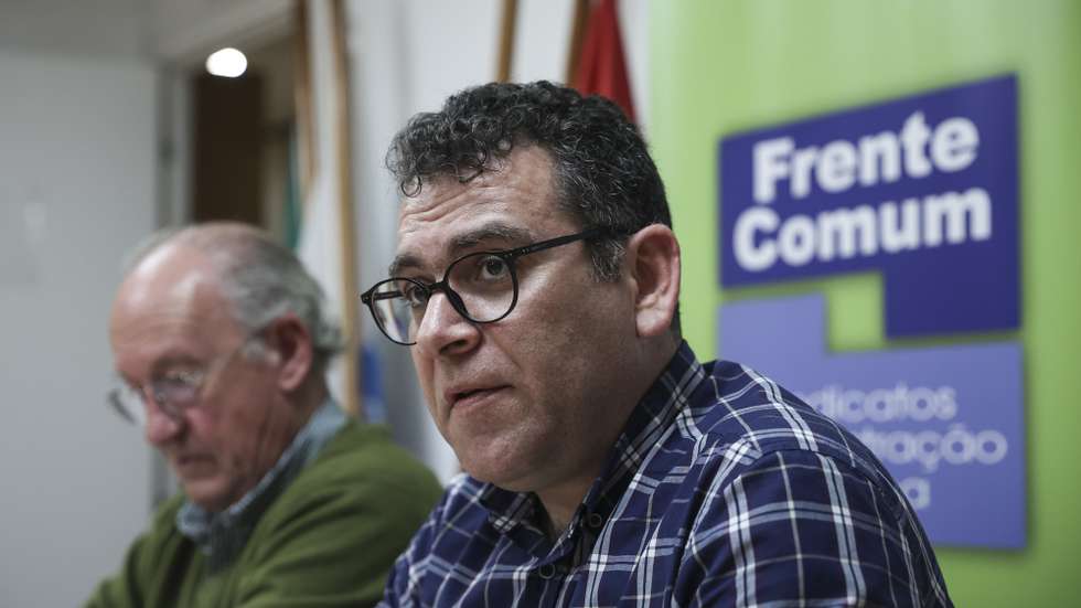 O coordenador da Frente Comum, Sebastião Santana, intervém durante uma conferência de imprensa da Federação Nacional dos Sindicatos dos Trabalhadores em Funções Públicas e Sociais (FNSTFPS) sobre o estudo de sustentabilidade da ADSE, com a presença de membros do Conselho Geral e Supervisão da ADSE, Lisboa, 24 de janeiro de 2024. CARLOS M. ALMEIDA/LUSA