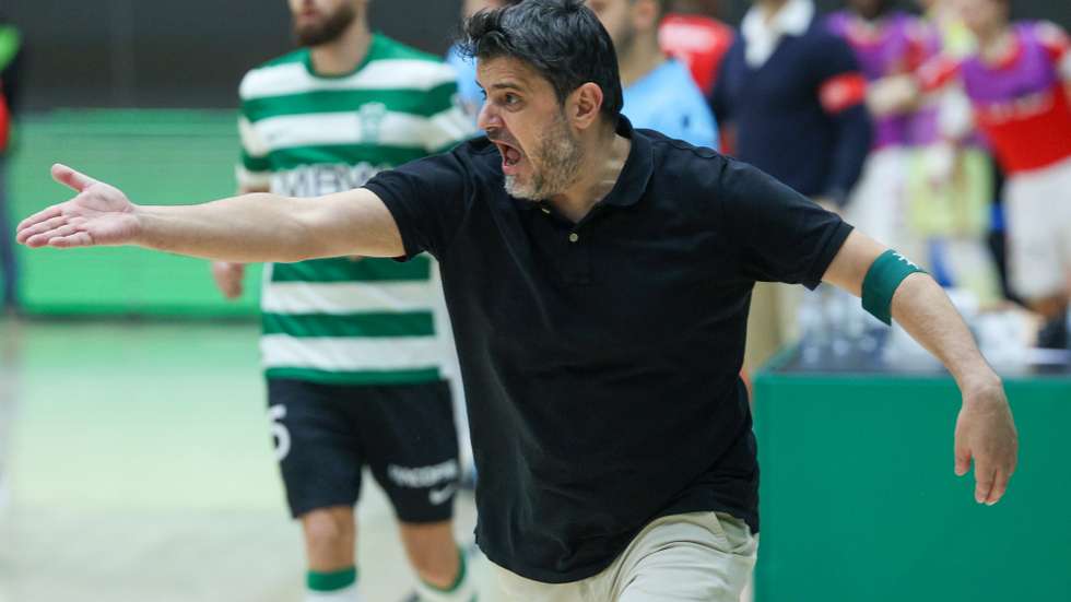 Nuno Dias treinador do Sporting durante o jogo com o Benfica da 16.ª jornada da Liga de Futsal disputado Pavilhão João Rocha, Lisboa, 19 de fevereiro de 2026. MIGUEL A. LOPES/LUSA