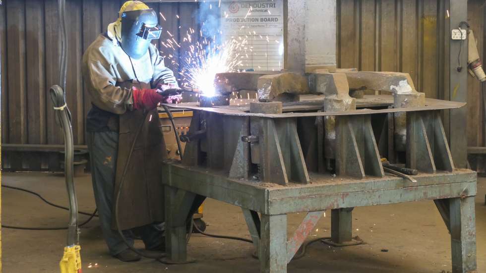 Trabalhador solda alumínio na empresa Dendustri, em Maputo, Moçambique, 26 de fevereiro de 2026. Nas empresas do Parque Industrial de Beluluane, o maior de Moçambique, fazem-se contas à vida, já que cerca de 40% das indústrias ainda prestam serviços à Mozal, a maior fundição de África e que suspende a atividade em 15 de março. (ACOMPANHA TEXTO DA LUSA DO DIA 02 DE MARÇO DE 2026). LINA CEBOLA/LUSA