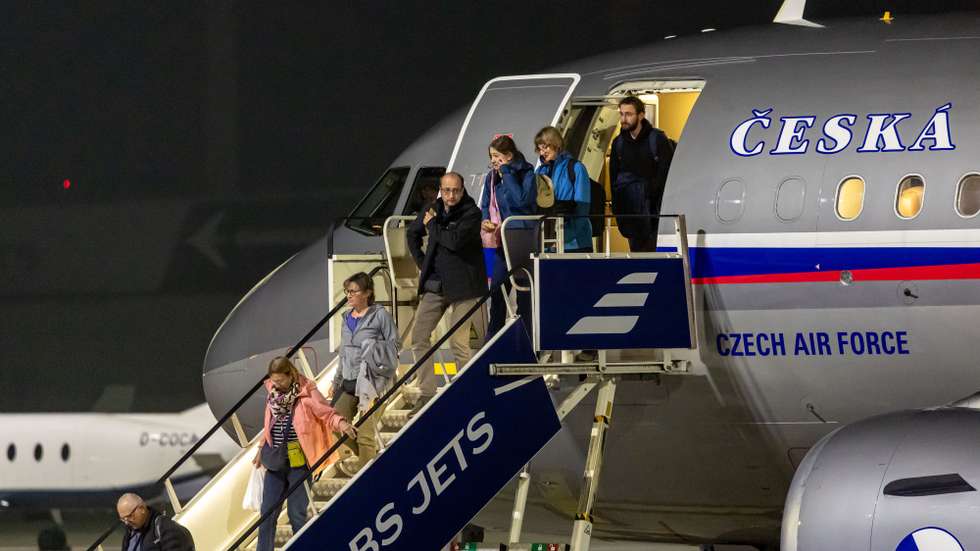 epa12792886 People disembark from a Czech repatriation flight from Amman, Jordan, at the Vaclav Havel airport in Prague, Czech Republic, 03 March 2026. The first evacuation flight carried Czech citizens who were stranded in the Middle East. The Czech Republic and other countries are evacuating their citizens from the region as the conflict between Israel, the United States and Iran continues.  EPA/MARTIN DIVISEK