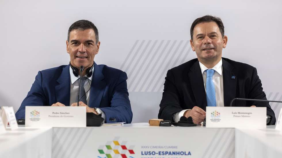 epa11677006 Portuguese Prime Minister Luis Montenegro (R) and Prime Minister of Spain Pedro Sanchez (L) attend the XXXV Portuguese-Spanish Summit, at the Fialho Palace in Faro, Portugal, 23 October 2024.  EPA/JOSE SENA GOULAO