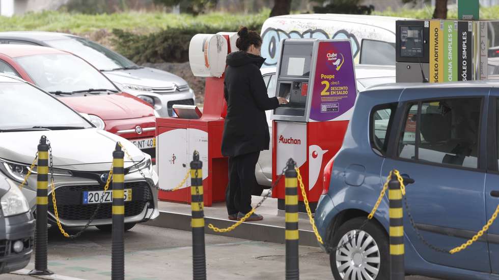 Uma automobilista prepara-se para abastecer a sua viatura num posto de combustíveis, em virtude do esperado aumento dos combustíveis, em Alfragide, Amadora, 06 de março de 2026. Os preços dos combustíveis em Portugal deverão aumentar na próxima semana, num contexto de tensão no Médio Oriente, com o gasóleo simples a subir cerca de 25 cêntimos por litro e a gasolina sete cêntimos, segundo fonte do mercado.ANTÓNIO PEDRO SANTOS/LUSA