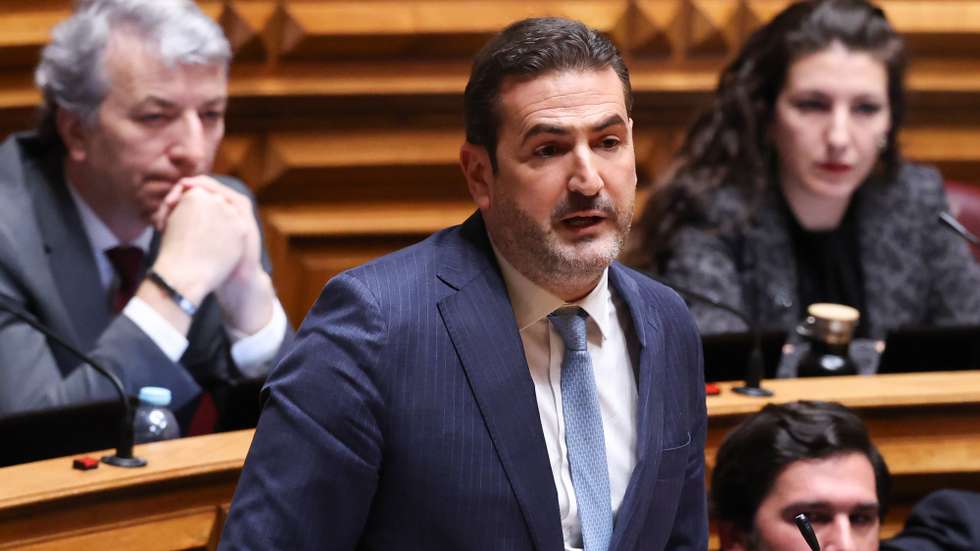 O  líder parlamentar do Partido Social Democrata (PSD), Hugo Soares, intervém durante o debate quinzenal, com a presença do primeiro-ministro, Luís Montenegro (ausente na foto) na Assembleia da República, em Lisboa, 19 de fevereiro de 2026. ANTÓNIO COTRIM/LUSA