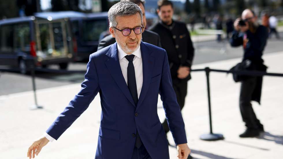 O Presidente da Câmara Municipal de Lisboa, Carlos Moedas, à chegada para participar nas cerimónias fúnebres do escritor António Lobo Antunes, um dos maiores nomes da literatura portuguesa desde a segunda metade do século XX, que morreu na quinta-feira, aos 83 anos, Mosteiro dos Jerónimos, em Lisboa, 7 de março de 2026. António Lobo Antunes nasceu em Lisboa, em 01 de setembro de 1942, licenciou-se em Medicina, pela Universidade de Lisboa em 1969, tendo-se especializado em Psiquiatria, que mais tarde exerceu no Hospital Miguel Bombarda. Optou pela escrita a tempo inteiro em 1985, para combater a depressão que dizia ser comum a todas as pessoas. FILIPE AMORIM/LUSA