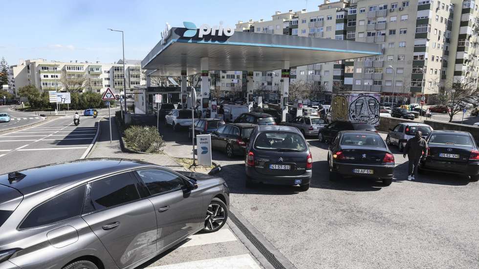 A poucas horas do aumento acentuado do gasóleo e da gasolina, veiculos são abastecidos numa das bombas com preços mais baixos no País, na Amadora, 07 março 2026.       MANUEL DE ALMEIDA/LUSA