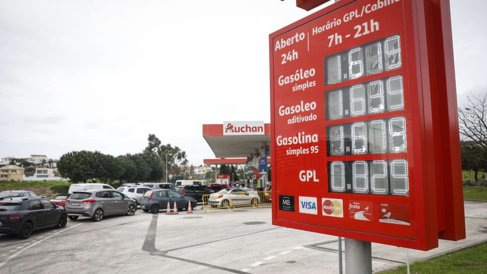 Automobilistas aguardam para abastecer as suas viaturas num posto de combustíveis, em virtude do esperado aumento dos combustíveis, em Alfragide, Amadora, 06 de março de 2026. Os preços dos combustíveis em Portugal deverão aumentar na próxima semana, num contexto de tensão no Médio Oriente, com o gasóleo simples a subir cerca de 25 cêntimos por litro e a gasolina sete cêntimos, segundo fonte do mercado.ANTÓNIO PEDRO SANTOS/LUSA