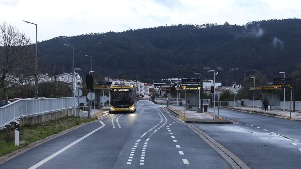Um autocarro do Metrobus do Mondego na Estação do Corvo no primeiro dia de atividade do Sistema de Mobilidade de Coimbra - Metro Mondego, no troço entre a Portagem, em Coimbra e Serpins, na Lousã, 16 de dezembro de 2025. O Sistema de Mobilidade do Mondego (SMM) entre Coimbra e Serpins (Lousã) arranca hoje a sua operação, 15 anos depois de se ter encerrado o ramal ferroviário para dar agora lugar ao ‘metrobus’. PAULO NOVAIS/LUSA