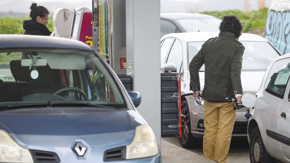 Automobilistas abastecem as suas viaturas num posto de combustíveis, em virtude do esperado aumento dos combustíveis, em Alfragide, Amadora, 06 de março de 2026. Os preços dos combustíveis em Portugal deverão aumentar na próxima semana, num contexto de tensão no Médio Oriente, com o gasóleo simples a subir cerca de 25 cêntimos por litro e a gasolina sete cêntimos, segundo fonte do mercado.ANTÓNIO PEDRO SANTOS/LUSA