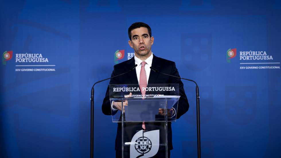 O ministro da Presidência, António Leitão Amaro, fala durante o briefing após reunião do Conselho de Ministros, no Campus XXI em Lisboa, 16 de fevereiro de 2026. FILIPE AMORIM/LUSA