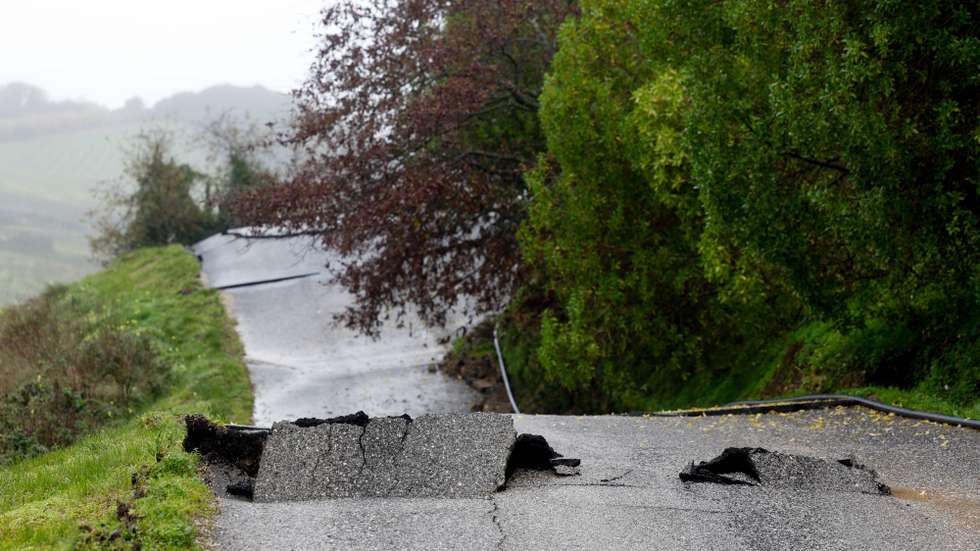A estrada do Lapão ficou destruída devido ao mau tempo que se faz sentir em Arruda dos Vinhos, Alenquer, 10 de fevereiro de 2026. Quinze pessoas morreram em Portugal desde 28 de janeiro na sequência da passagem das depressões Kristin, Leonardo e Marta, que provocaram também muitas centenas de feridos e desalojados. ANTÓNIO PEDRO SANTOS/LUSA