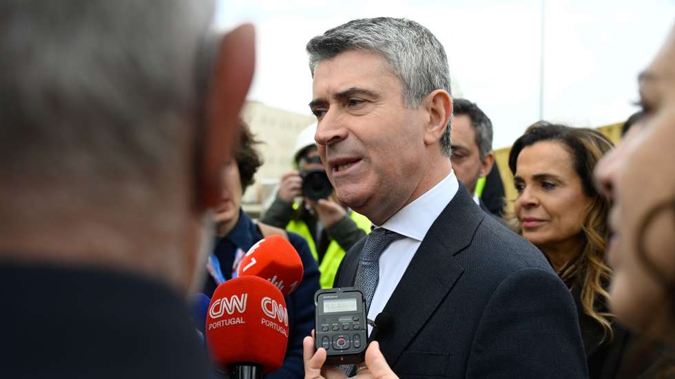 O secretário-geral do Partido Socialista (PS), José Luís Carneiro, fala aos jornalistas no final da visita ao Conjunto Habitacional Flor do Infesta, no âmbito do projeto de alojamento estudantil do Politécnico do Porto,  São Mamede Infesta, Matosinhos, 11 de março de 2026. FERNANDO VELUDO/LUSA